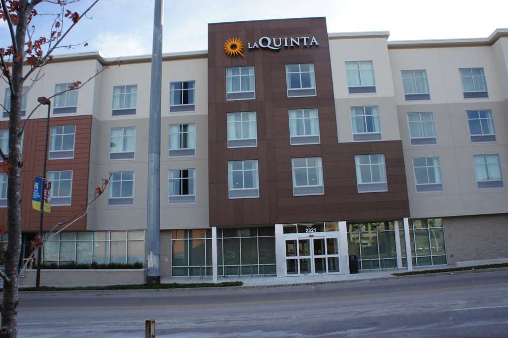 La Quinta Inn & Suites By Wyndham Kansas City Beacon Hill Exterior foto